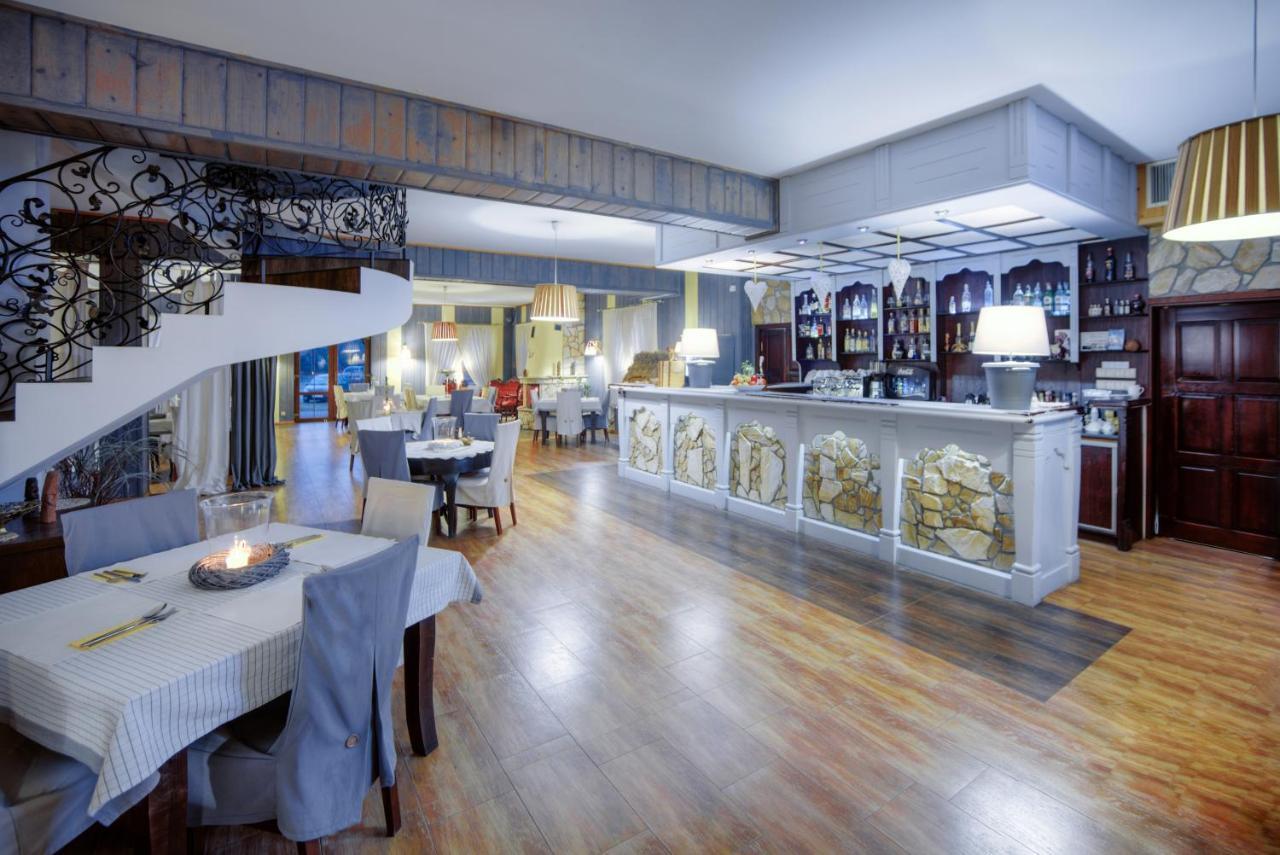 Restauracja Sidlo Bed & Breakfast Жуково Екстериор снимка